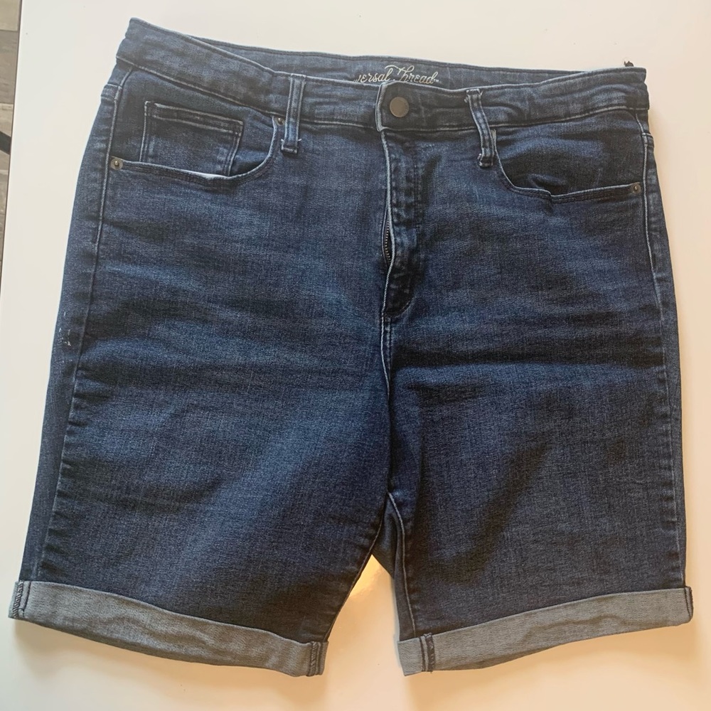 Universal thread plus size Bermuda shorts
